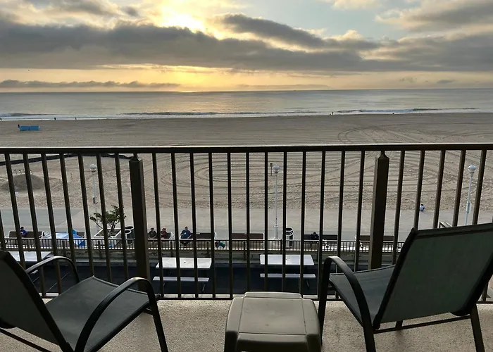 Oceanfront Studio With Balcony, Pool, Parking And More