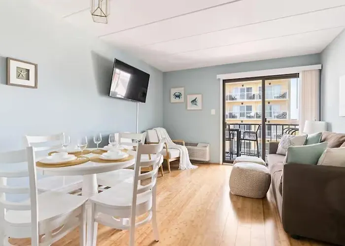 Boardwalk Condo With Ocean View Balcony & Pool