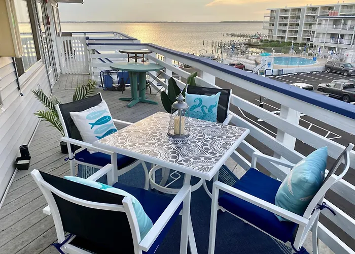 Renovated 1-Bedroom Condo With Bay Views, Near Convention Center & Beach
