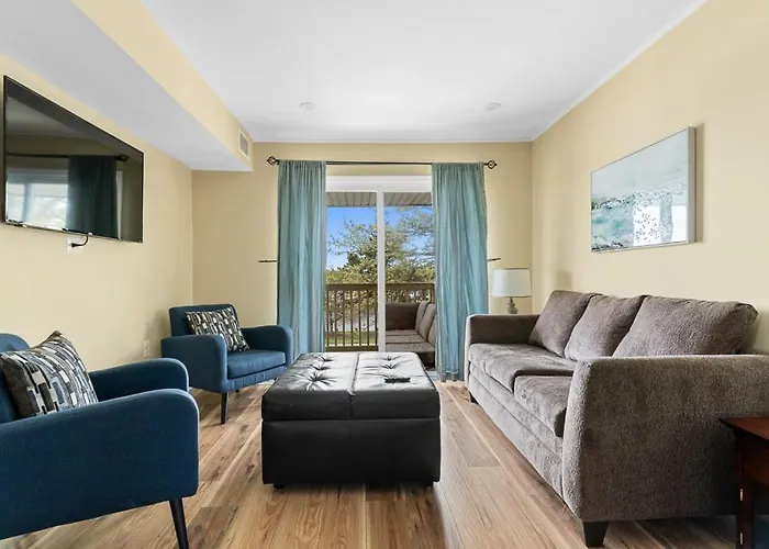 Fully Remodeled 3-Bedroom, 2-Bathroom Retreat Steps From The Beach With Lagoon Views
