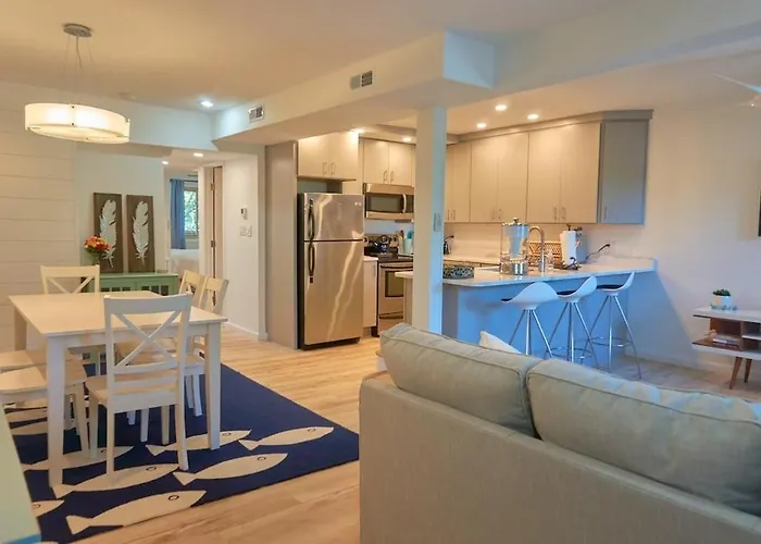 2 Bdrm/2 Bath, Sleeps 6, Pool, Balcony, Wi-Fi, Tvs