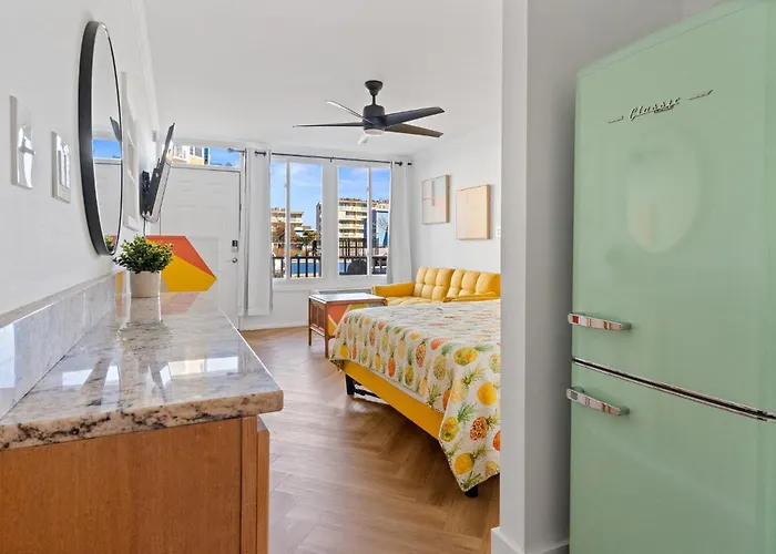 Remodeled Studio With New Furnishings, Induction Cooktop, And Steps To The Beach