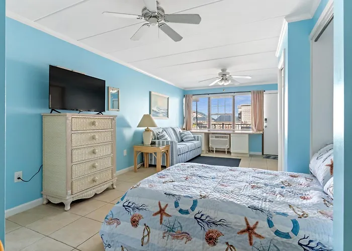 Remodeled Studio With Bright Open Layout, Full Kitchen, & Community Pool Access!
