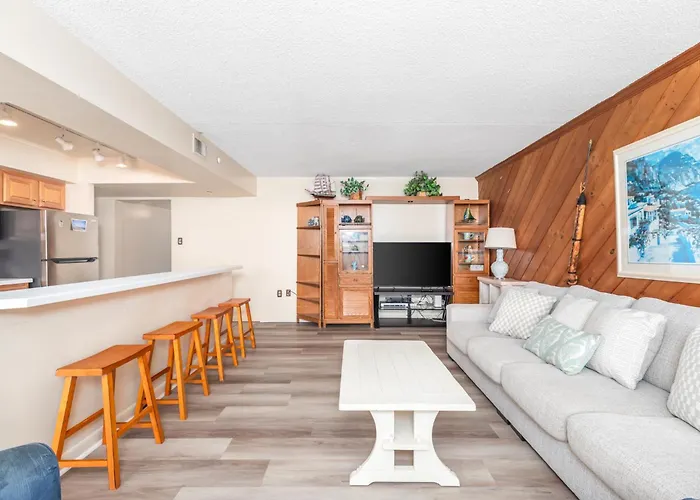 3 Bedroom Ocean Front Condo In Highly Desired Quay