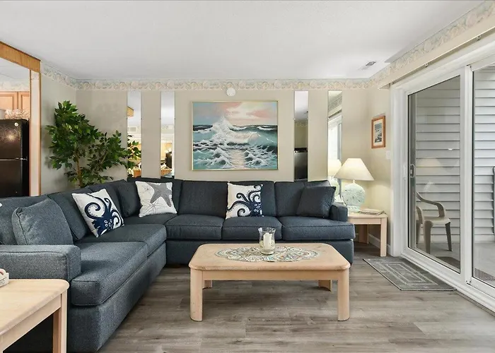 Great 2 Bedroom Condo In Tiffanie By The Sea With Outdoor Pool!