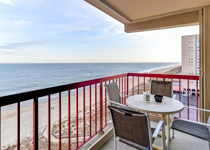 Ocean Front 1 Bedroom Rainbow Condo, Steps To The Beach!