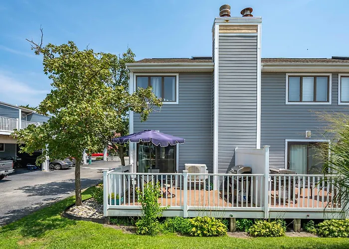 Renovated 2 Bedroom, 2 Floor Condo With Spiral Staircase