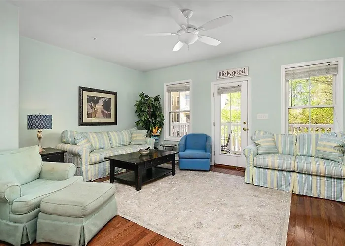 Sunset Island Waterfront 4 Bedroom Townhome With Many Amenities!