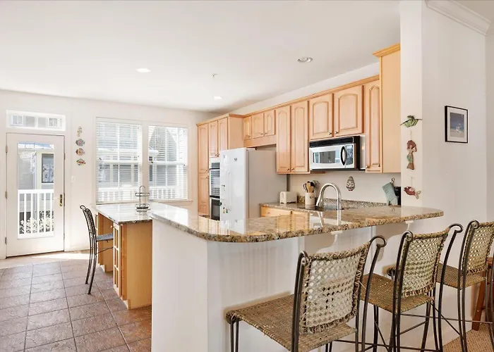 Beautiful 4 Bedroom Townhouse In Sunset Island!