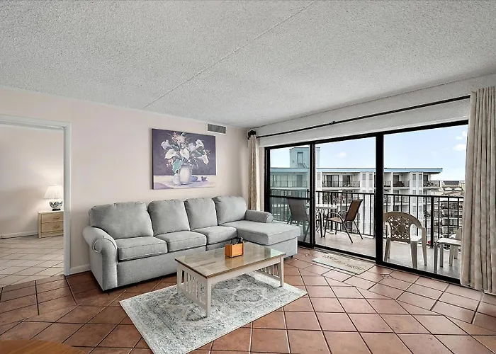 Spacious 3 Bedroom Condo With Ocean Views And Outdoor Pool!
