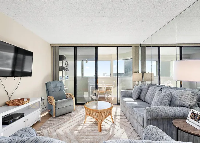 Amazing Views From This 2 Bedroom Condo With Outdoor Pool!