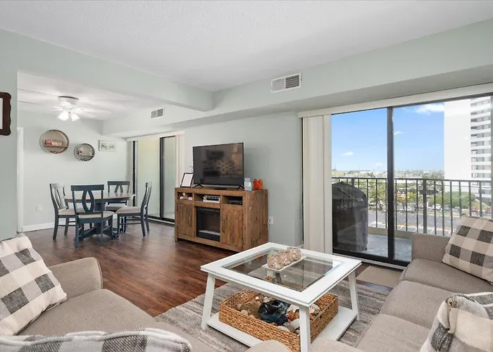 Beautiful Ocean Views From This 2 Bedroom Condo!