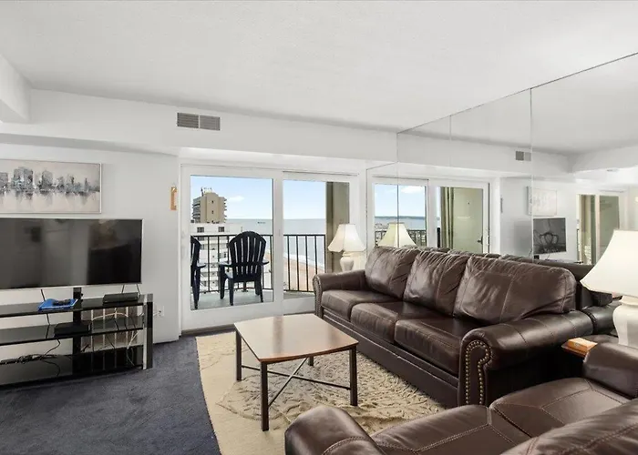 2 Bedroom With Ocean View & Outdoor Pool!
