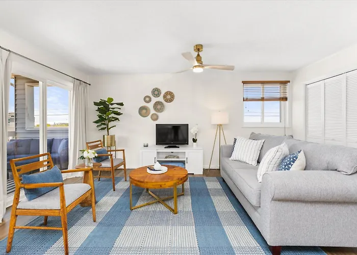 Renovated Oceanside 2Br W Deck & Park Views