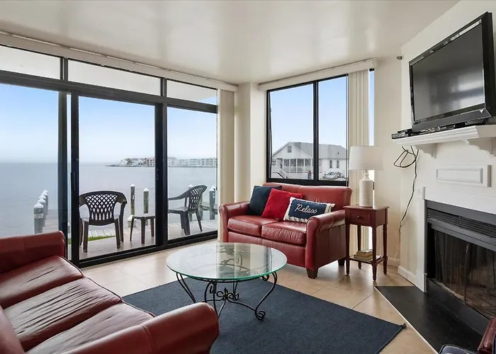 Spectacular 3-Bedroom Bayside Pointe On The Bay Condo!
