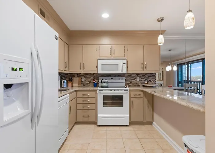 Bayfront Condo With Sunset Views & Pool
