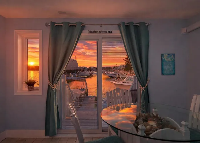 Beautiful Bayfront Retreat Near Jolly Roger, Sunset Views