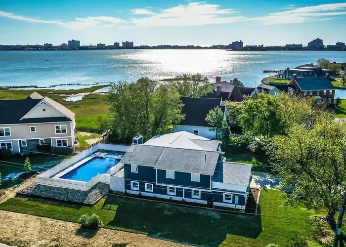 4 Bedroom Home With Private Pool And Bay Views
