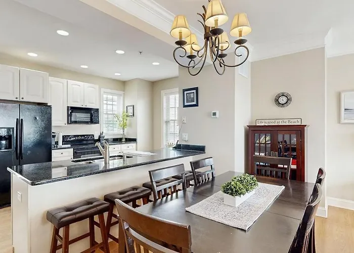 Spacious Coastal Townhouse With Multiple Decks Gas Fireplace & Relaxing Bay Views