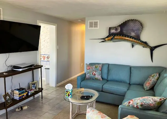 Cozy Beach House With Private Deck Outdoor Shower & Easy Walk To The Ocean