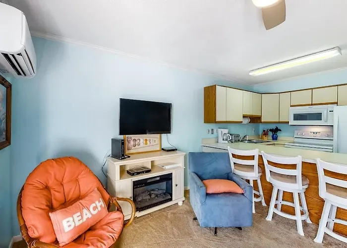 One Block To The Beach Perfectly Located Condo With Ac Balcony Shared Pool