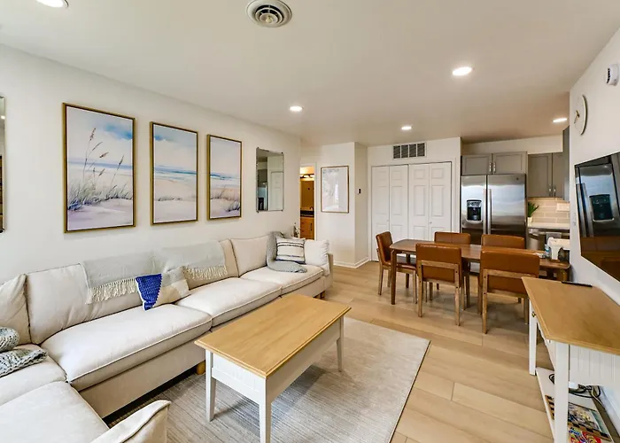 Renovated Condo, Private Patio W/ Outdoor Dining!
