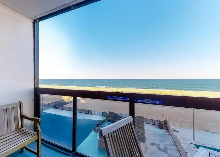 Cozy Beachfront Condo With Balcony Ac Pools Game Room & Gym