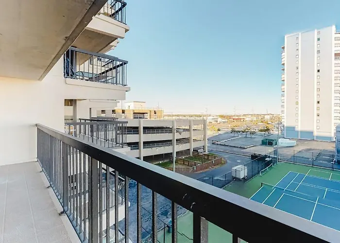 Sunny & Modern Condo Near The Beach With Balcony Pools & Gym