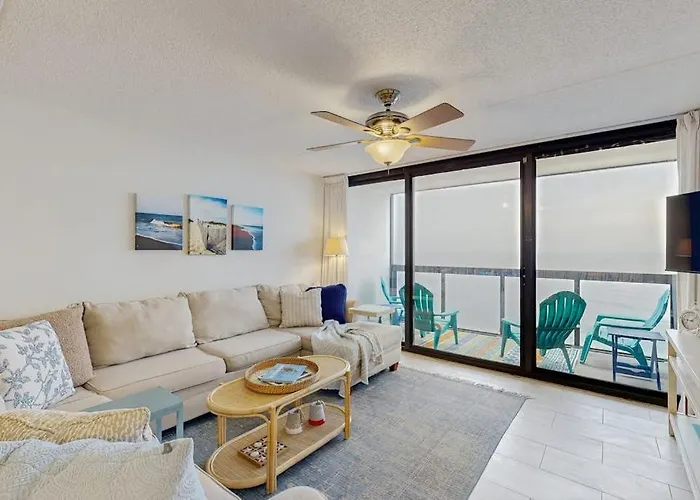 Bright Waterfront Condo With Balcony Incredible Views Pools & Gym