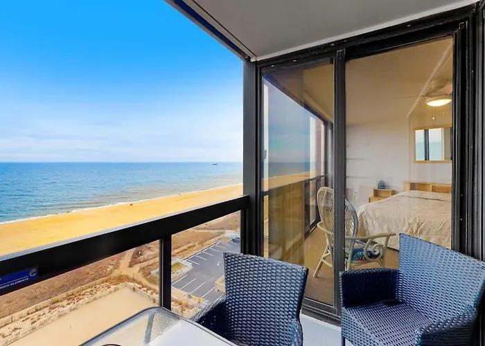Delightful Well-Equipped Beachfront Condo With Balcony Views Pools & Gym