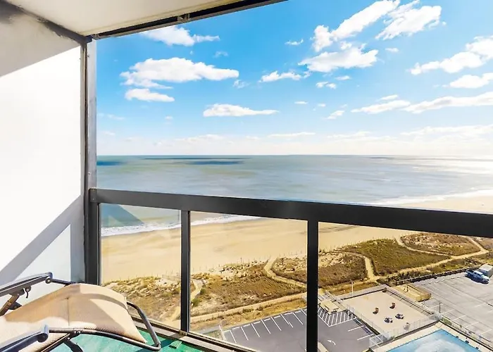 Bright & Convenient Condo With Pool Balcony & Angled Ocean Views