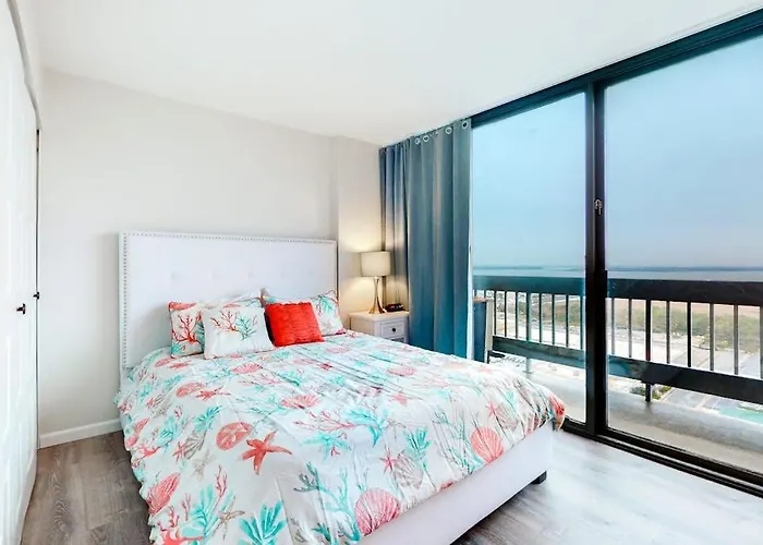 Oceanfront Getaway With Private Balcony Free Wifi Beach Access & Shared Pool