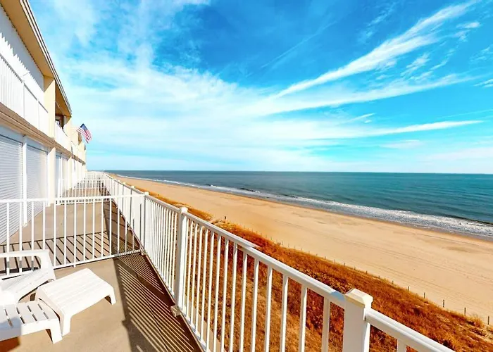 Comfortable And Convenient Oceanside Condo With Shared Pool Free Wifi & Balcony
