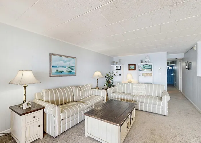 Open & Well-Appointed Condo In Beachfront Location With Shared Pool Free Wifi