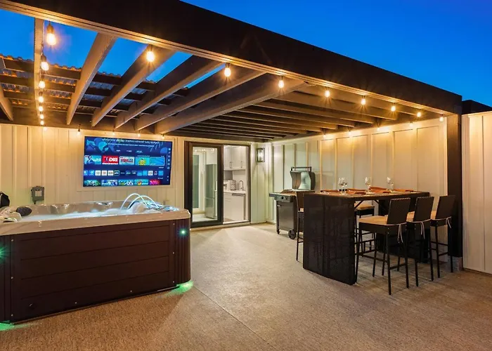 Beach Getaway South - Ocean View Sky Lounge, Hot Tub, Game Room