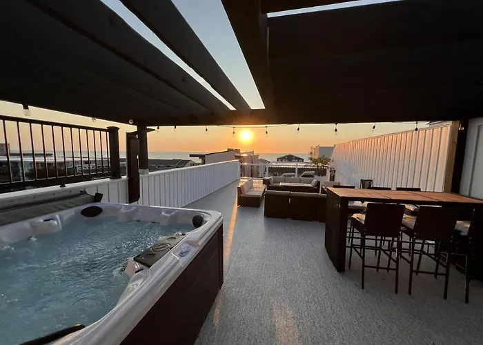 Beach Getaway North - Ocean View Sky Lounge, Hot Tub, Game Room