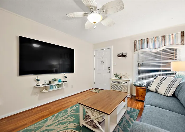 Orleans Court- 1 Bedroom Condo With Outdoor Pool! Sleeps 6!