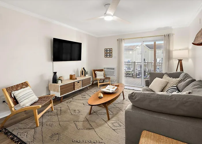 Beautiful 3 Bedroom At Sea Breeze!