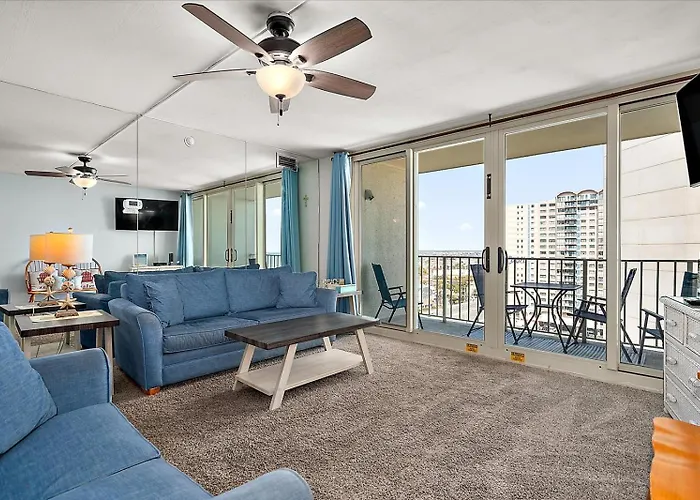 Quay-Side Ocean View From This 2 Bedroom Condo With Indoor & Outdoor Pools!
