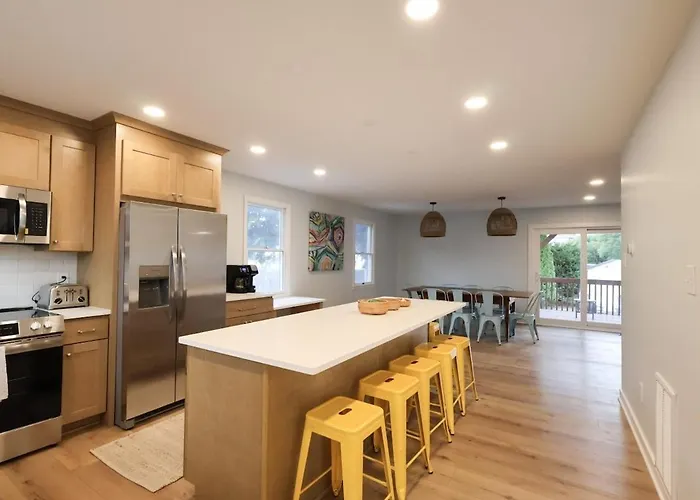 Walk To Harborside Sleeps 16 Boat Trailer Parking