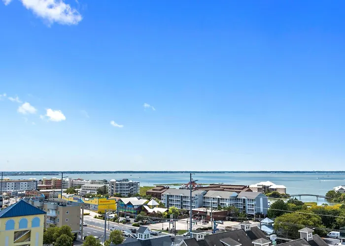 Oceanview 3Br3Ba Condo With Rooftop Pool, Balcony, And Ocean & Bay Views